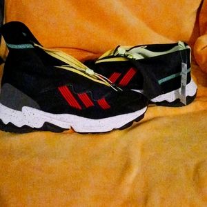 Nwt sz 9.5 addidas ozweego trail running shoe.